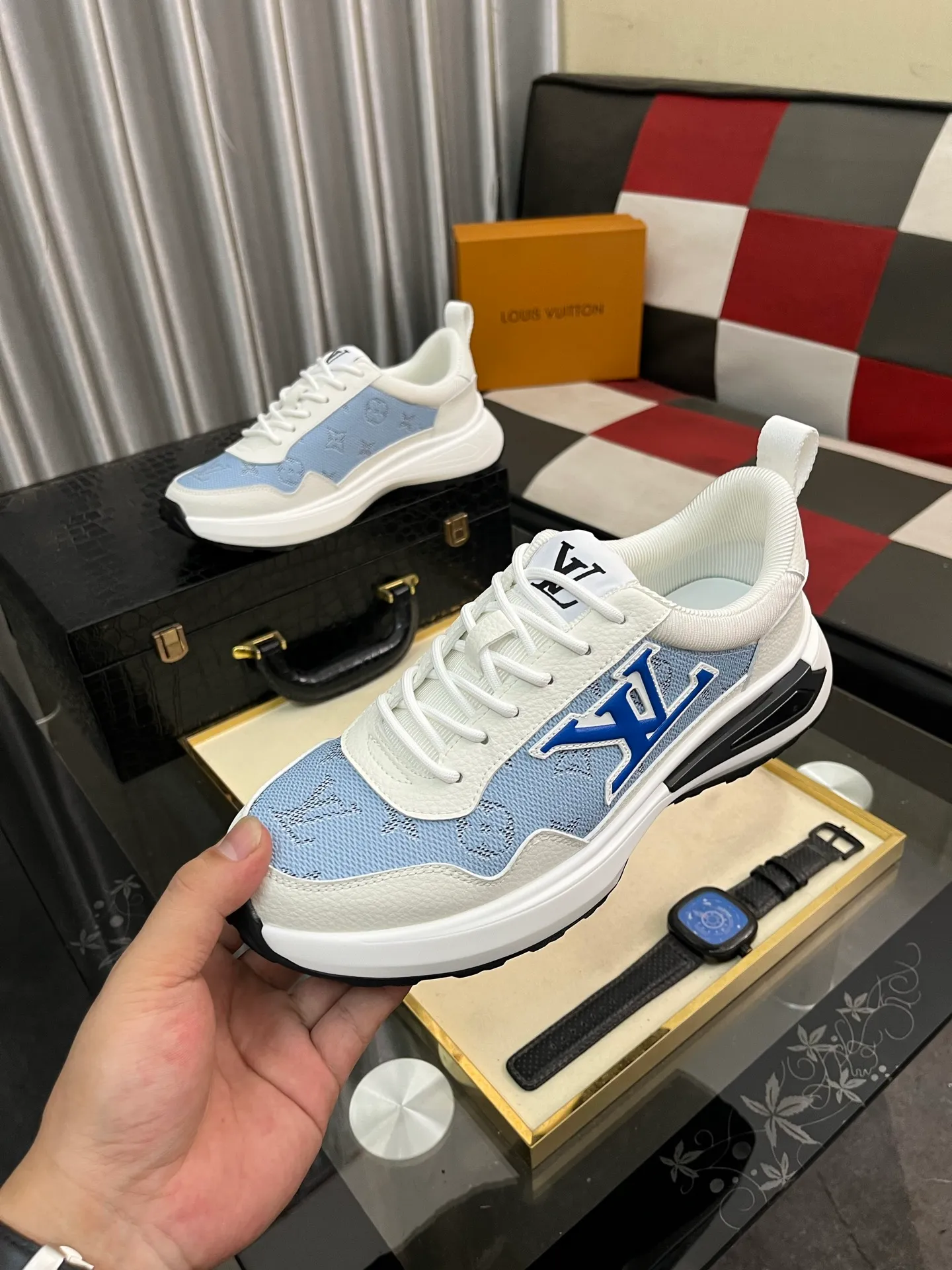 Men's shoes 💰458⌚️⌚️【LOUlS VUlTTON】Louis Vuitton ~ unique and casual style. LV counter purchasing 🏃casual shoes😍😍 Men's 2022 counters are on sale simultaneously, Italian imported brands select first-layer Italian cowhide. 🐑Sheepskin lining (refuses to discolor and rub feet) Sole: Original sole specially provided by the original factory 🎬Better in kind Size number: 38-443️⃣Colors available